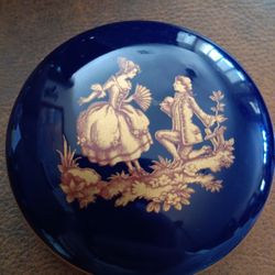 VTG Limoges France, Small Box in Fine Porcelain Blue Cobalt Color 
3 1/2" Beautiful Condition 