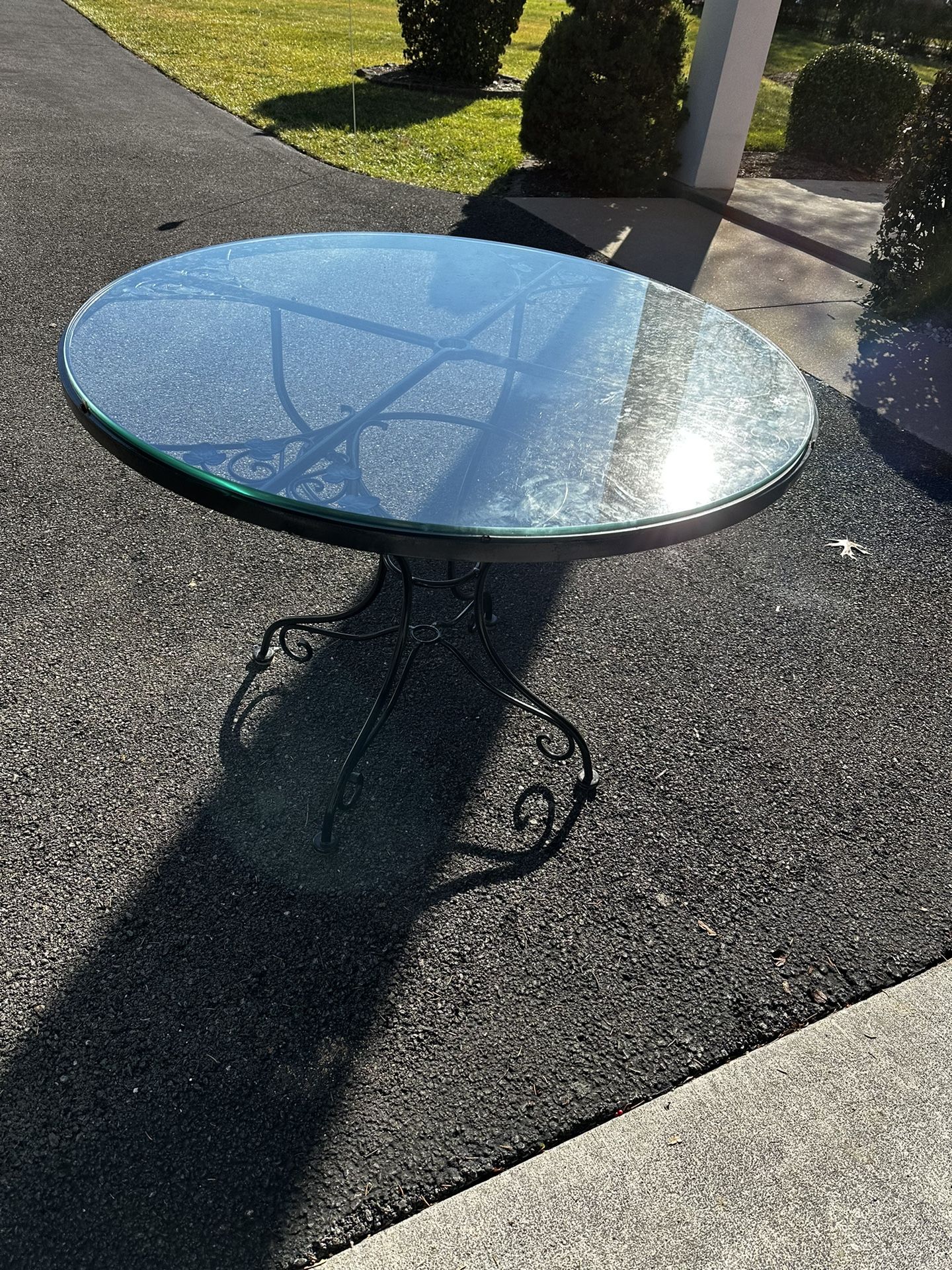 Round Wrought Iron Table & 4 Chairs w/Glass Top