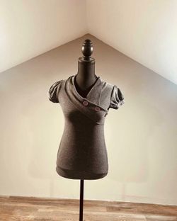 Small Gray Short Sleeve Knit Top With Button Design