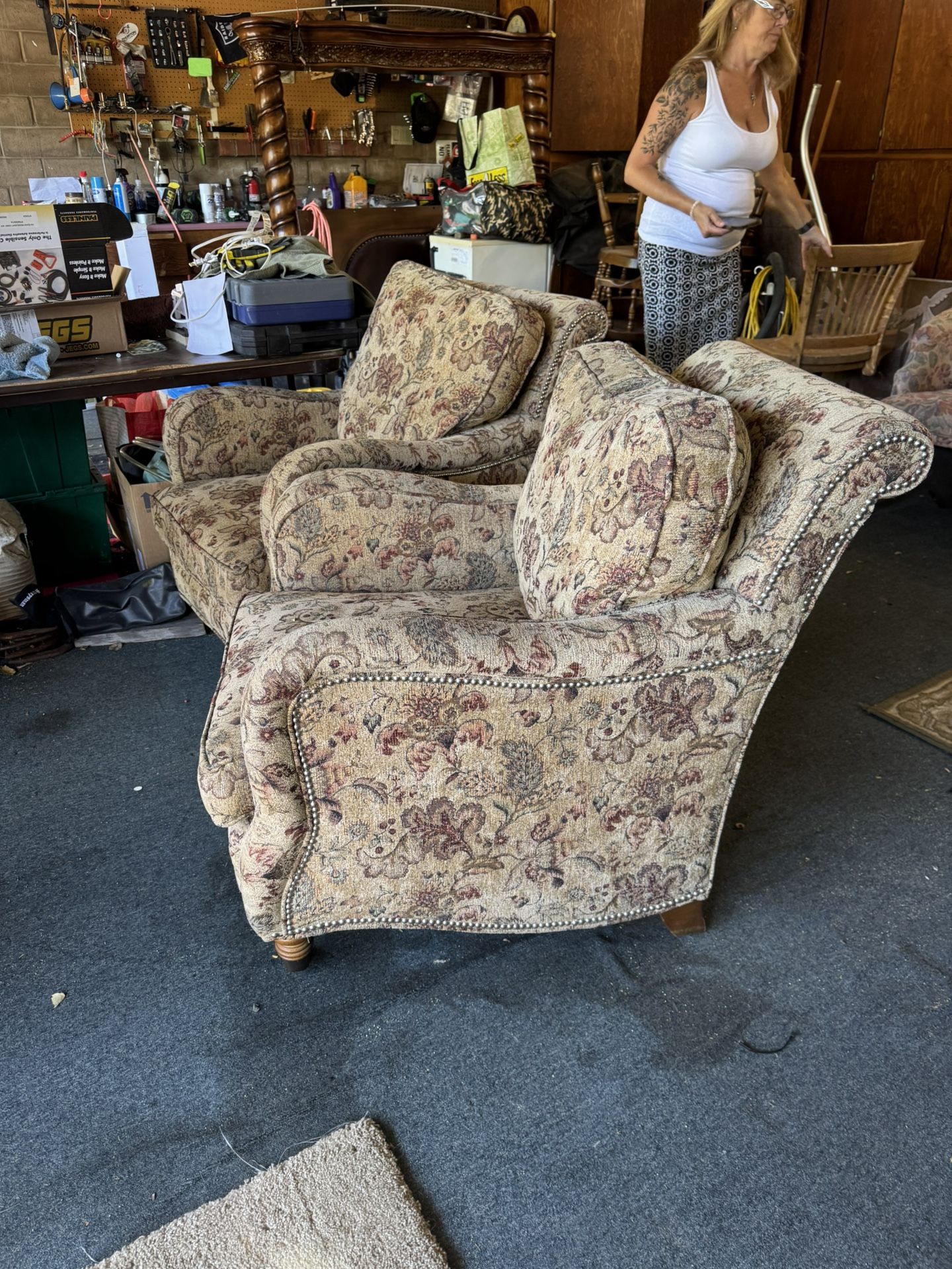 Pair of Vintage Floral Upholstered Armchairs – Comfortable & Stylish