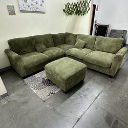 4-Pcs Sectional LAF Loveseat + RAF Loveseat + Corner Wedge + Cocktail Ottoman-Sage.   Bonito Seccional De 4 Piezas Nuevo En Caja Color Verde 
