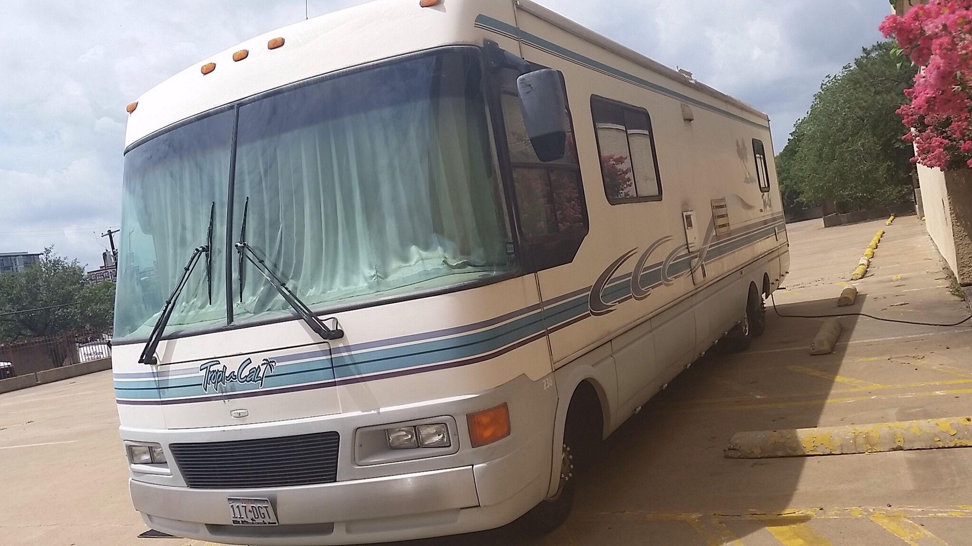 1997 National RV Tropi-Cal M236 Motorhome w/ Ford F530 Triton engine