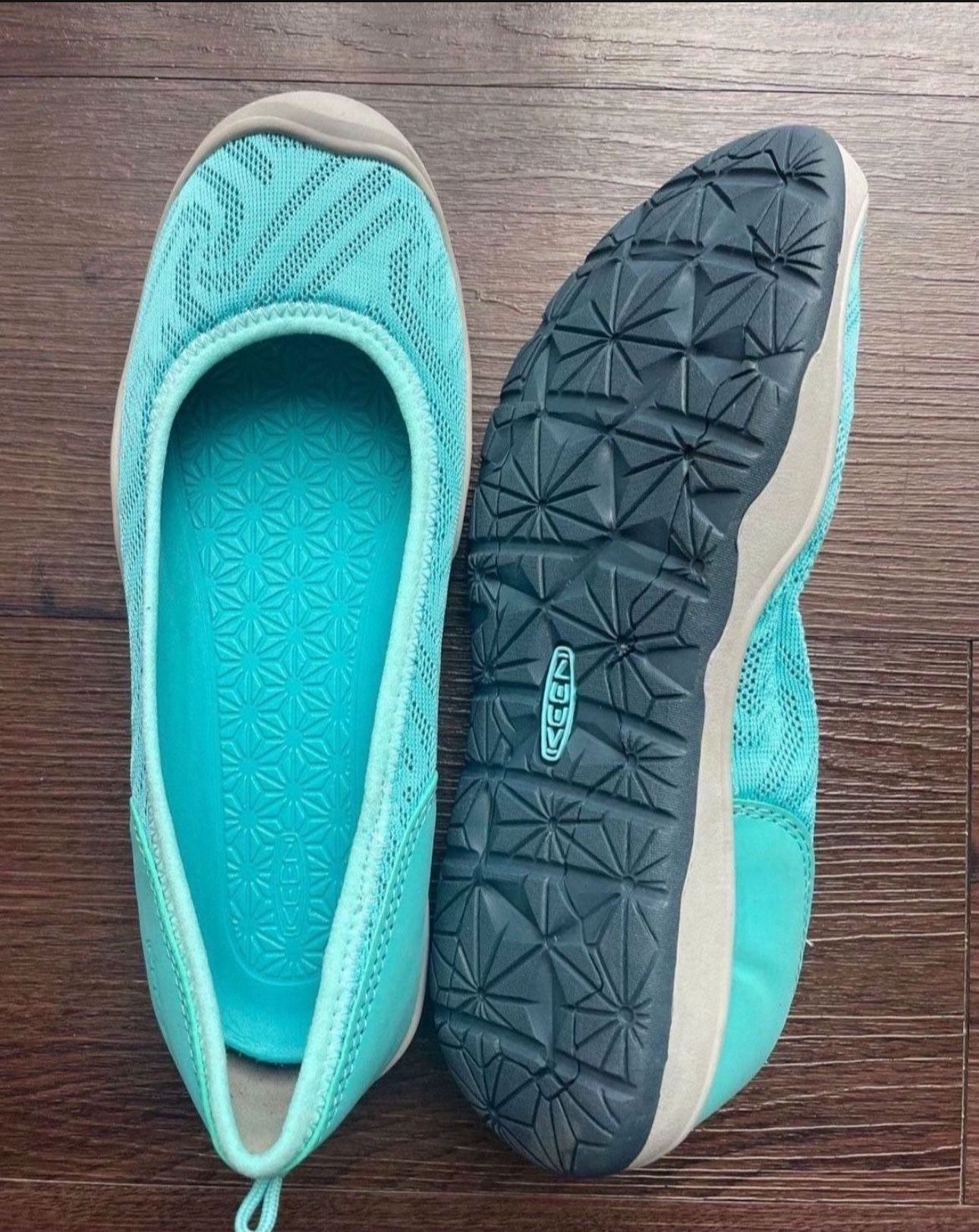 New Woman’s Flats Keen, Size 5