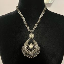 Long pendant necklace