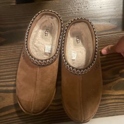 Uggs slippers size 10 great condition
