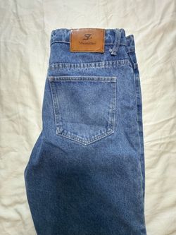 Blue denim cargo jeans with frayed edges on the pockets #cargo #denim