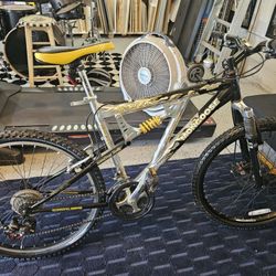 High-end Mongoose XR200 Aluminum Mountain bike 26 Inch 21 speed Excellent Condition 