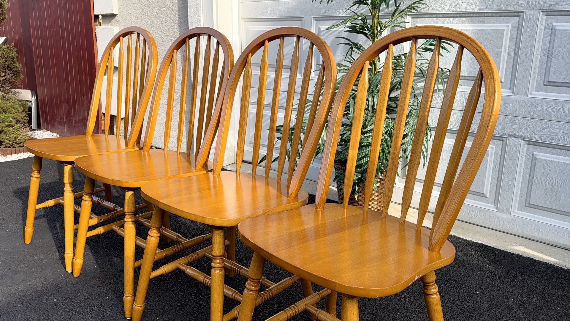 (4) Solid Wood Windsor Style Arrowback Dining Chairs. Delivery Available 🚚.
