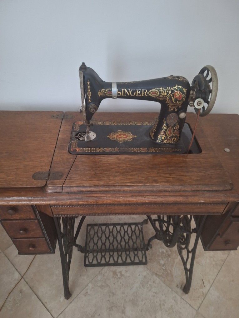 1910 SINGER TREDDLE SEWING MACHINE