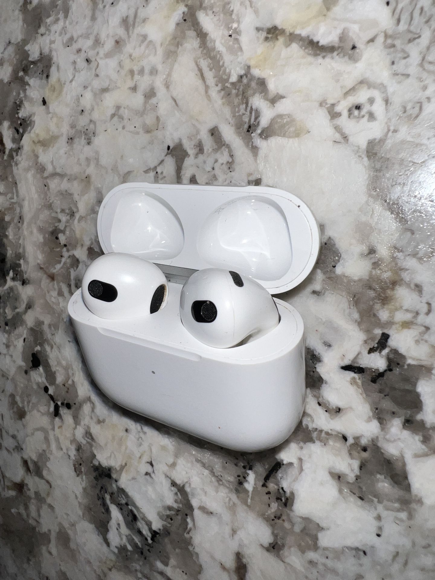 Apple AirPods (3rd Generation) Wireless Ear Buds, Bluetooth Headphones,