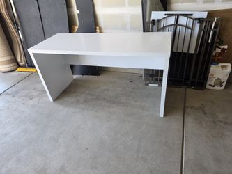 White Desk – 60 in W x 24.5 in D x 30 in H