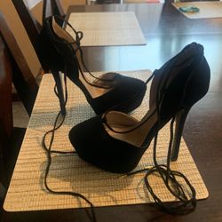 Black Lace Up Heels 👠 