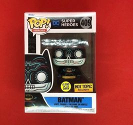 Funko Pop! Vinyl: DC Universe - Batman (Glows in the Dark) - Hot Topic.