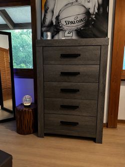 Juego de cuarto,cama Queen una mesa de noche,gavetero,cómoda y gavetero en muy buenas condiciones gris oscuro matizado