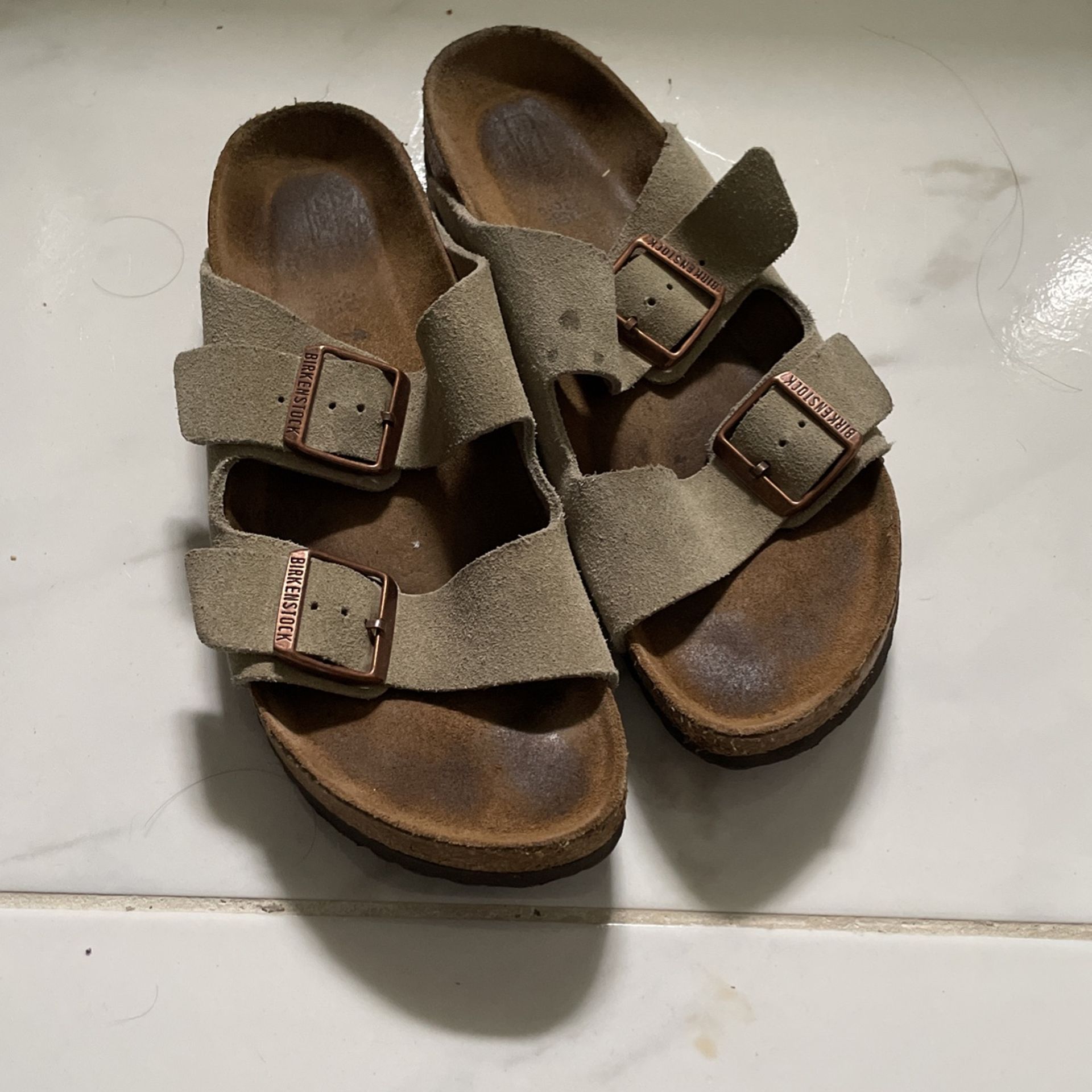 2 Shoes Slipper 8.5 9 Size Birkenstocks Y Crocs