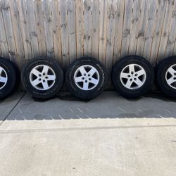 Jeep Wrangler JK stock wheels and tires