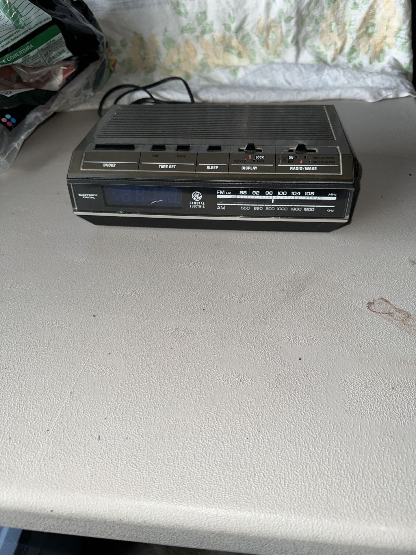 Vintage General Electric AM/FM Alarm Clock Radio 