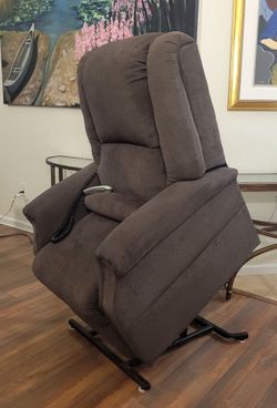 Recliner lift chair zero gravity