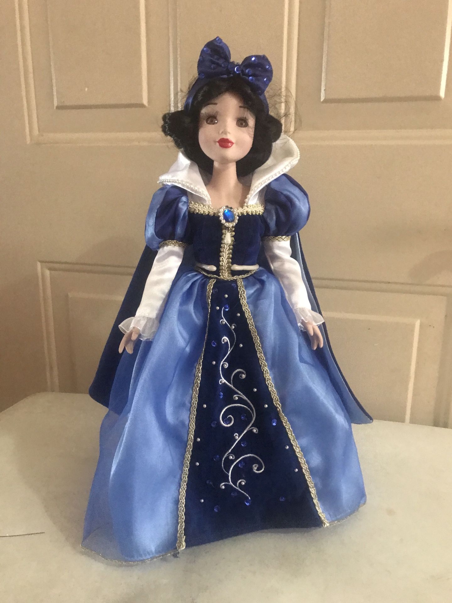 Disney Snow White y Porcelain Doll (20” inch tall )