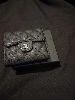 Black card holder, woman