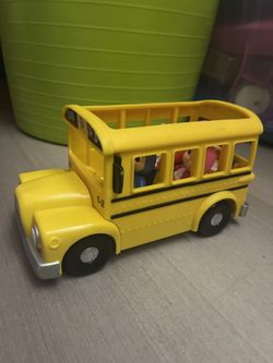 Cocomelon Bus With 6 Figures