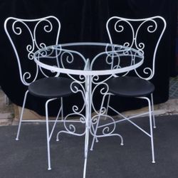 **60’s ICE CREAM PARLOR TABLE & CHAIRS***
