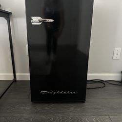 Frigidaire-  Single Door Compact Refrigerator - Adjustable Thermostat Control - Reversible Door