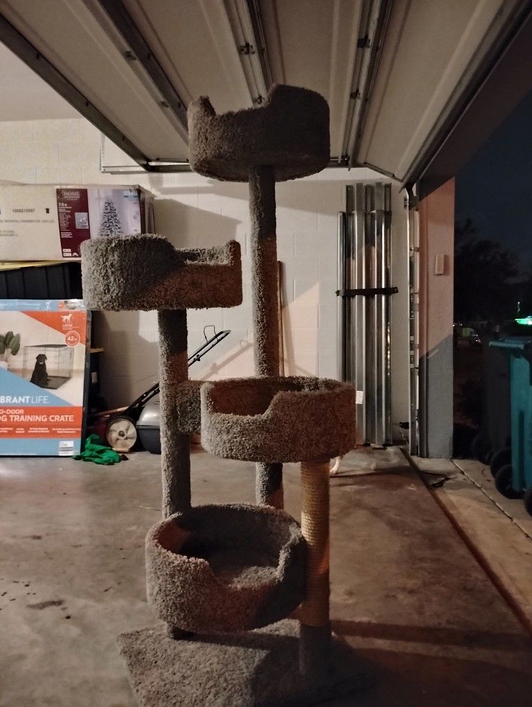 Cat Tree, Barely Used, Great Condition.