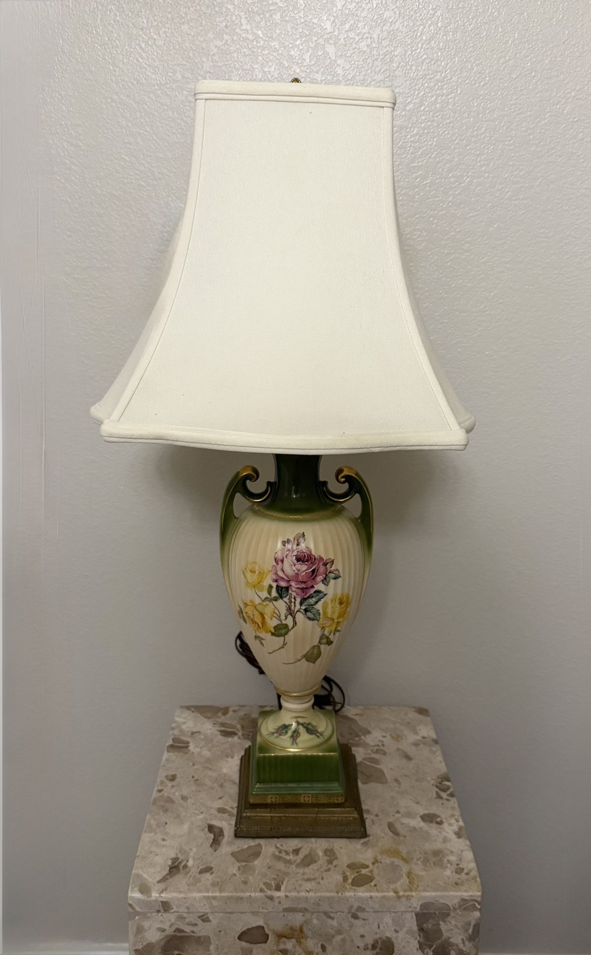 Vintage Floral Table Lamp – Elegant Porcelain & Brass Base