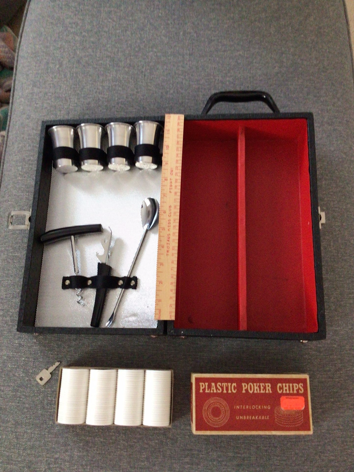 1950’s Portable Bar Accessory Kit Wood Case w/ 1980 Poker Chips