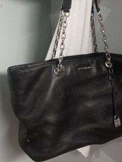 Used Michael kors purse good condition it's like a side shoulder bag