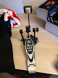 Broken Pearl P-900 single bass drum pedal .