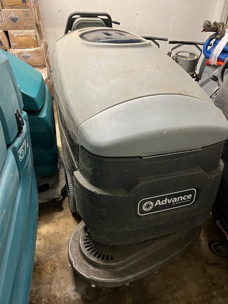 Advance Self Drive Floor Scrubber 32”