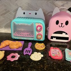 Gabby's Dollhouse Bakey with Cakey Oven Kitchen Toy + Backpack Travel Set 