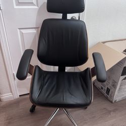 Executive Office Chair With Stylish Wood Backing. 