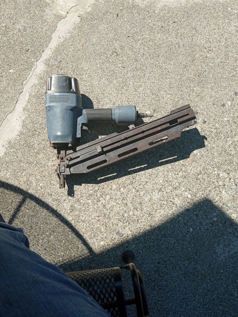Central Pneumatic Contractor Series Nail Gun