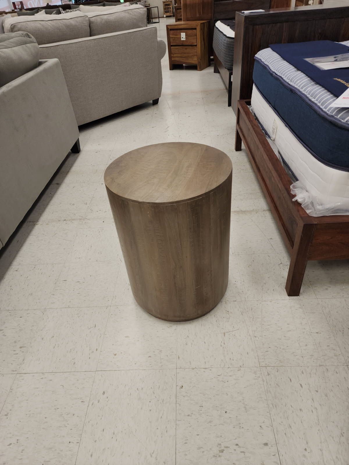 ROUND END TABLE 