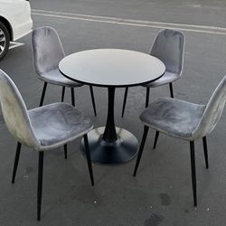 Set of 5, table with 4 chairs 