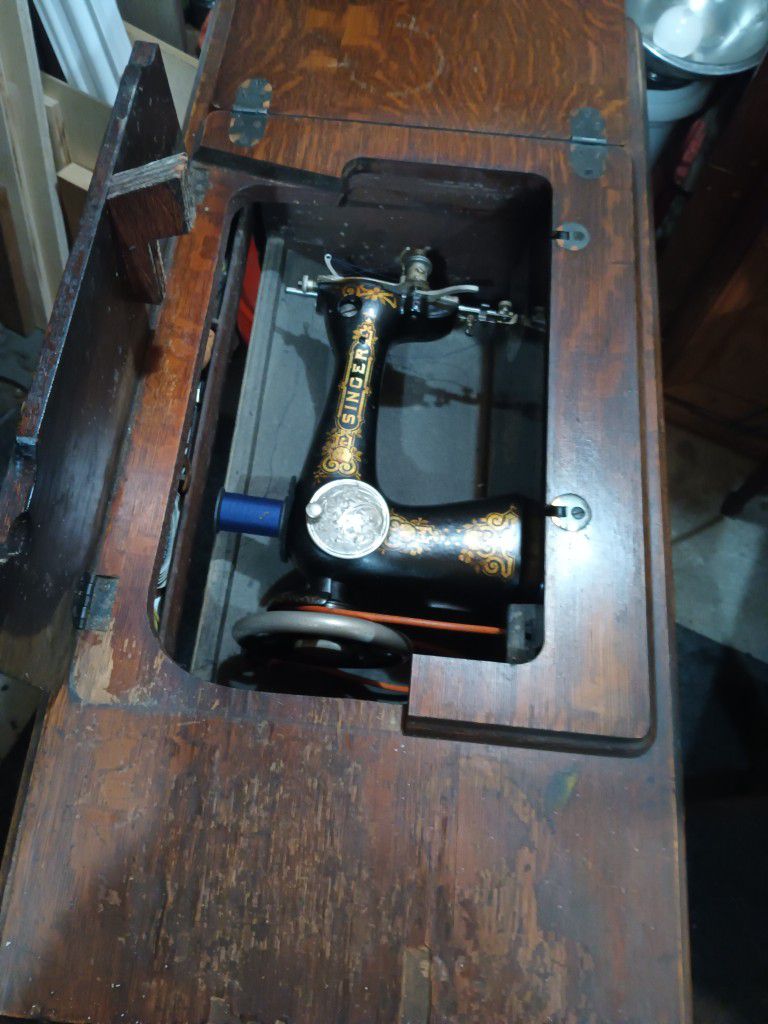 1921 Singer Trundle Sewing Machine 