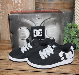 NEW Youth SIZE 5 DC Black & White Court Graffik Skate Shoes Tennis Shoes