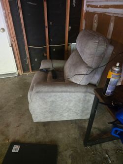 LAZY BOY LIFT CHAIR W/ REMOTE