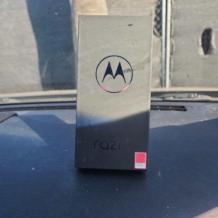 New UNLOCKED Motorola RAZR+ 2023