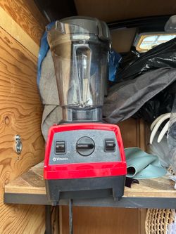 Vitamix E310 Explorian blender features a 48-ounce container and variable speed control