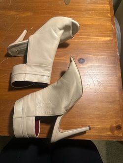 BCBGMaxAzria Cream Heels size:7