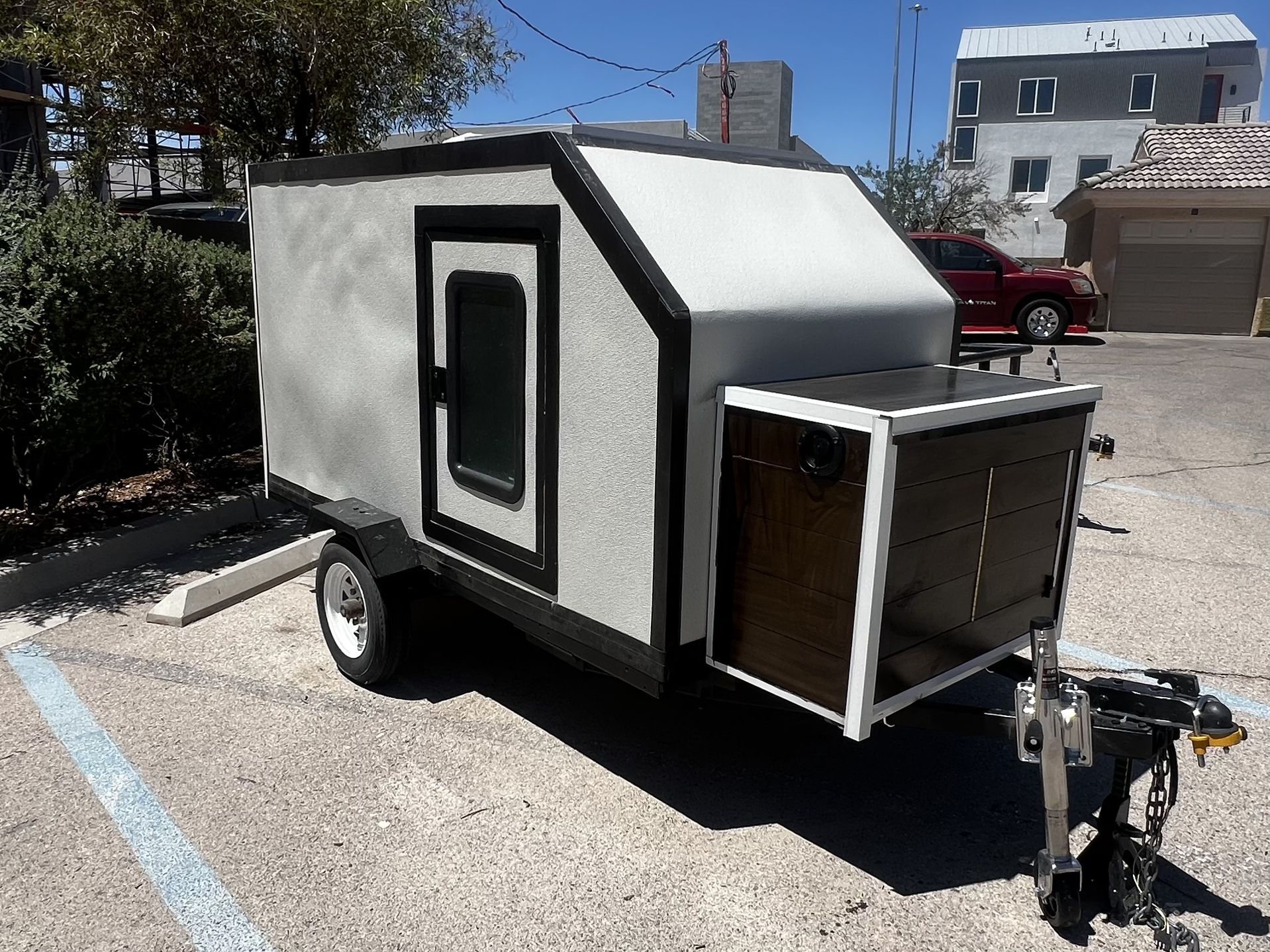 Small camping trailer. Contains kitchen, storage space, power inverter, solar panel, battery, water tank, 110v and 12v sockets / thermal insulation Tr