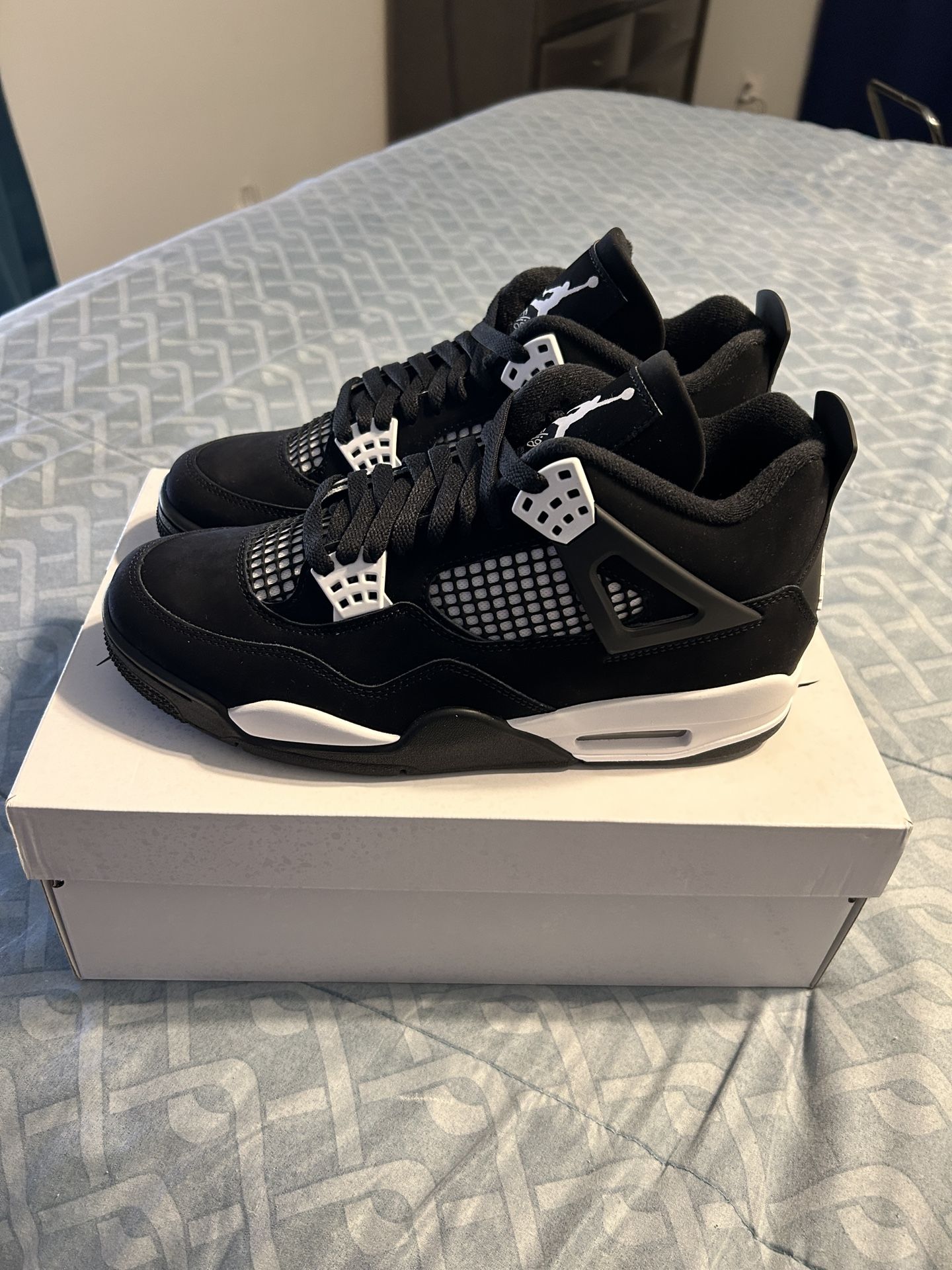 Air Jordan 4 White Thunder Retro Size 8.5 Mens Brand New Dead Stock.