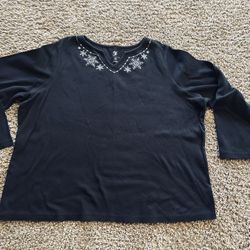 Cute size 2XL black snowflake top