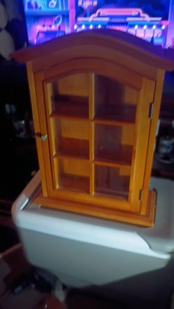 3 shelf hanging with door