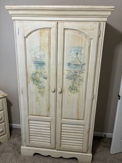 Beautiful Bedroom Set With Headboard Mattress Boxspring And Lamp