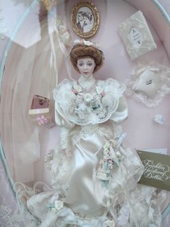 Vintage Elaine, The Gibson Girl Wedding Remembrance Shadowbox The Franklin Mint and Dana Gibson. Fine Bisque Porcelain in Satin, Tulle Lace.